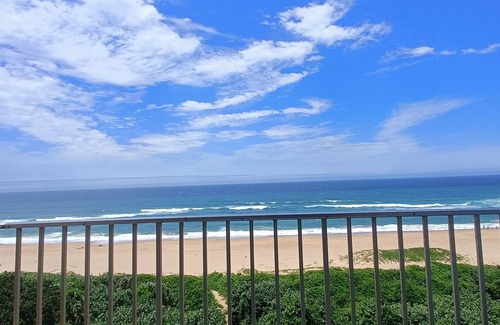 Amanzimtoti Apartment | 504 Amazibu Holiday , a minute's walk to a beautiful beach