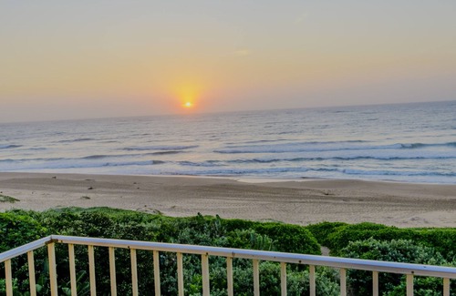 Amanzimtoti Apartment | 504 Amazibu Holiday , a minute's walk to a beautiful beach