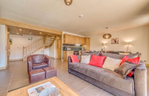 Champagny-en-Vanoise Apartment | 50m from ski slopes, 12nd floor, balcony, parking, tv, ski locker, 90m², Champagny-en-Vanoise