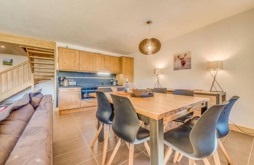 Champagny-en-Vanoise Apartment | 50m from ski slopes, 12nd floor, balcony, parking, tv, ski locker, 90m², Champagny-en-Vanoise