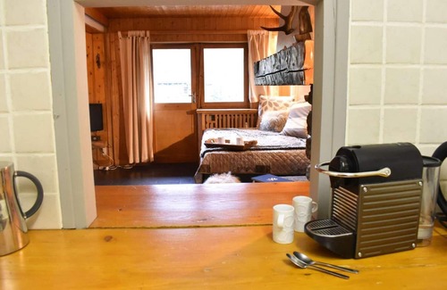 Meribel Centre Apartment | 50m from ski slopes, 3rd floor, fireplace or stove, tv, ski locker, 44m², Méribel