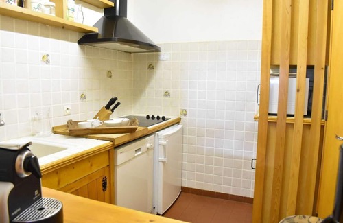 Meribel Centre Apartment | 50m from ski slopes, 3rd floor, fireplace or stove, tv, ski locker, 44m², Méribel