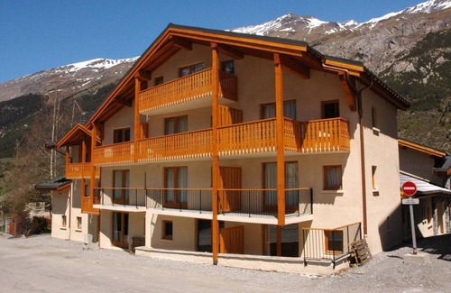 Lanslevillard Apartment | 50m from ski slopes, 3rd floor, view mountain, balcony, parking, tv, ski locker, 55m², Val Cenis