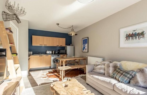 Plagne Centre Apartment | 50m from ski slopes, 5th floor, view resort, balcony, parking, tv, ski locker, 55m², La Plagne