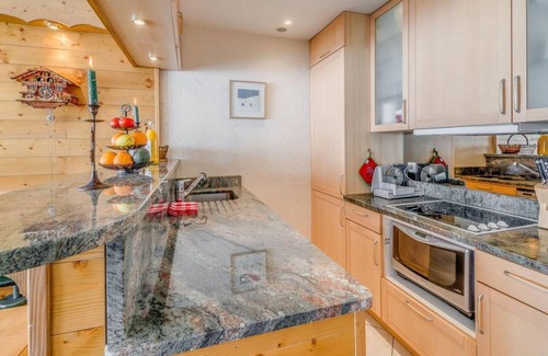 Tignes le Lac Apartment | 50m from ski slopes, 7th floor, view lake, balcony, tv, ski locker, 55m², Tignes