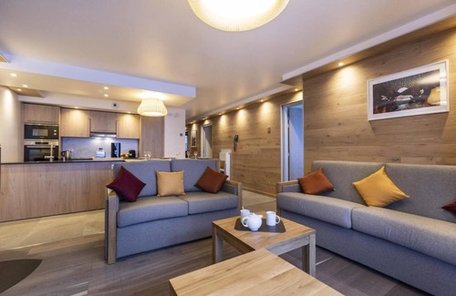 Lanslevillard Apartment | 50m from ski slopes, fitness, swimming pool, sauna, hammam, balcony, fireplace or stove, tv