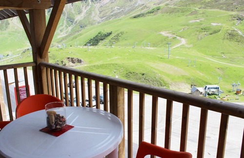 La Mongie Apartment | 50m from ski slopes, swimming pool, terrace, parking, tv, ski locker, 45m², Barèges/La Mongie