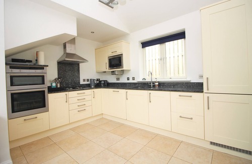 Constantine Bay House | 50m from the beach, dog friendly with patio garden