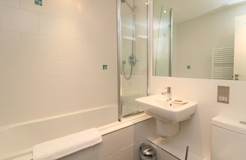 Constantine Bay House | 50m from the beach, dog friendly with patio garden