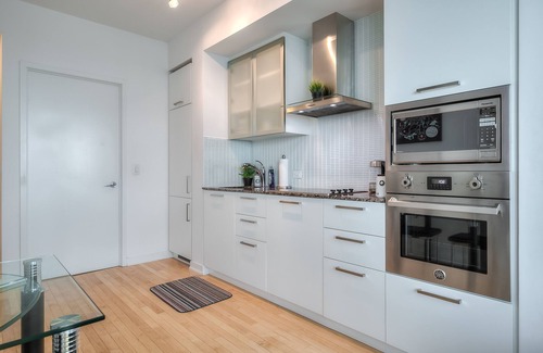 Toronto Entertainment District Condo | 50th+ floor lake view condo beside CN tower