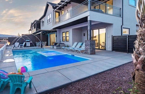 Santa Clara House | 52-53| Poolhouse Duplex in St George with 2 Pools and Hot Tubs