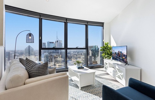 Brisbane Central Business District Apartment | 52nd Floor with Panoramic Views of Brisbane City