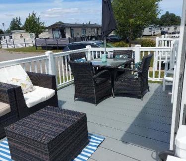 Dogdyke Resort | 53A kingfisher court tattershall lakes luxury hot tub holidays