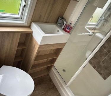 Dogdyke Resort | 53A kingfisher court tattershall lakes luxury hot tub holidays