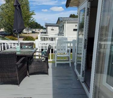 Dogdyke Resort | 53A kingfisher court tattershall lakes luxury hot tub holidays