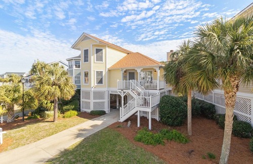 Pelican Bay House | 54 Pelican Bay by AvantStay | Steps from Beach + Community Pool