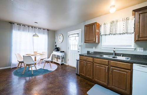 Sherman House | 55% Monthly special price W 4rooms W 3 fullbath W walk to College