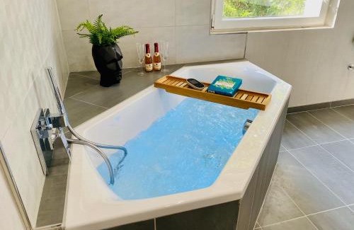 Geisenkopf Apartment | 55 qm Apartment mit Whirlpool Saarbrücker Uni Nähe