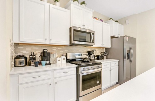 Loughman House | 5548 Solterra Stay | Queen Bed + Shared Bathroom