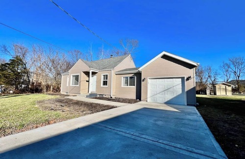 Lindenwald House | 5682 Horseshoe Bend Road · Charming 4BR Home in Liberty Township w Large Deck