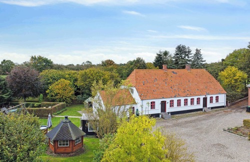 Skovbyballe House | 580 m2 countryside idyll with activity room