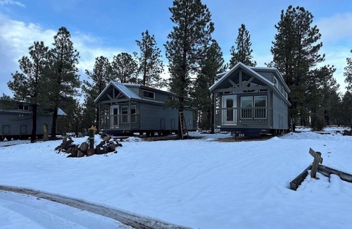 Williams Ski Chalet | 5B Cozy chalet in Beautiful Williams with AC, Wi-Fi, Forest View And Patio.