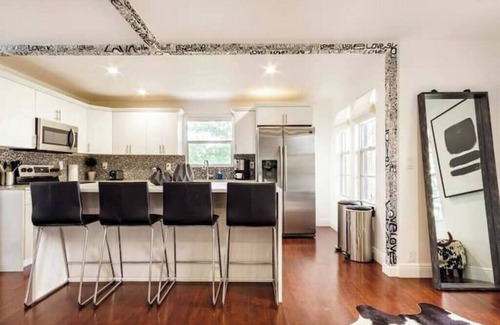 West Palm Beach House | 5BD 3BA - Black&White ArtBNB - Antique Row WPB