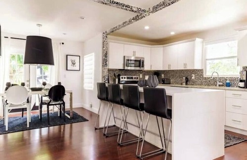 West Palm Beach House | 5BD 3BA - Black&White ArtBNB - Antique Row WPB