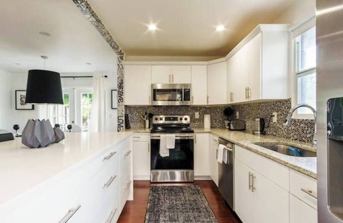West Palm Beach House | 5BD 3BA - Black&White ArtBNB - Antique Row WPB
