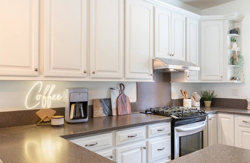 Windsor House | 5bd/4ba w/Poolside Guest House - near Healdsburg