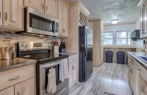 Westside House | 5BD Charming Home - Pool Table & Backyard