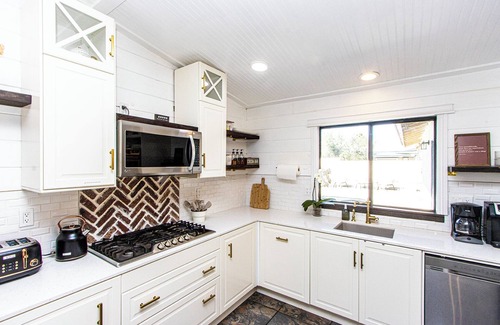 Bermuda Dunes House | 5bd Desert Oasis Sleeps 13. Cold Plunge, Heated Pool, Jacuzzi, Games, +Amenites