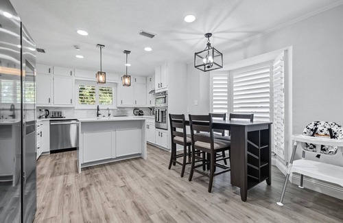 Flower Mound House | 5BD Modern Farmhouse Retreat, Sleeps 12