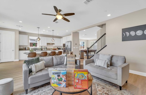 Fairfield House | 5BD Modern Home: Pool/Ping-Pong/Arcade - Wine City