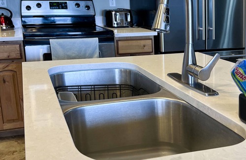 Salt Lake County House | 5BD Private Mountain View Home, Jacuzzi tub, Backyard