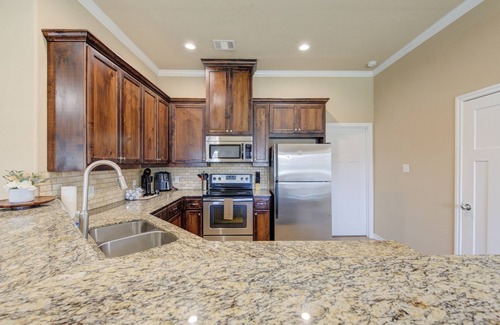 College Station House | 5BD Retreat - Pool Access & Bkyd - 5 Mins to T A&M - Pet Friendly!