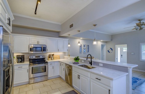 South Sarasota House | 5bdr newly remodeled house, heated pool & minutes to Siesta Key beach!