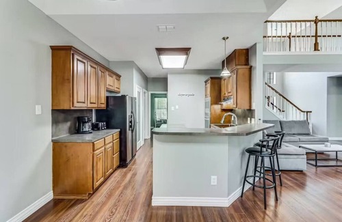 South Side House | 5BDR SpaciousFamilyGetaway+Pets OK+BBQ+LargeYard