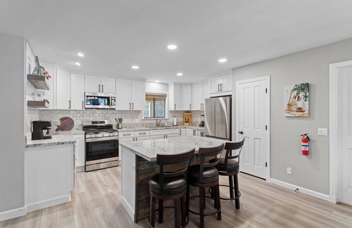 Lake Arrowhead House | 5BDR Stay w/Fireplace, Game room & Family-Friendly Amenities | Arrowhead Chalet