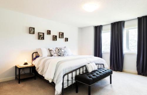 Jasper Place Apartment | 5BDRM Bright Modern Home-King Bed-Garage-Sleeps 12