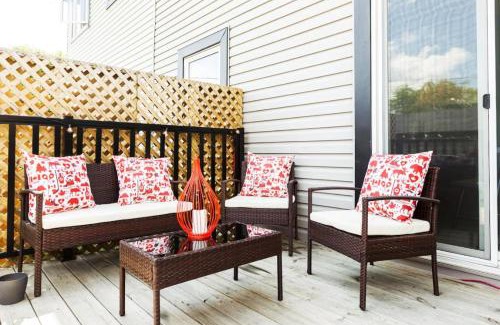 Jasper Place Apartment | 5BDRM Bright Modern Home-King Bed-Garage-Sleeps 12