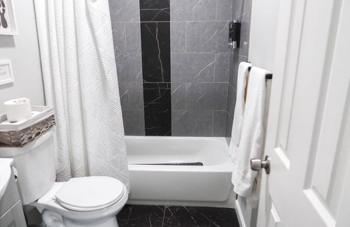 Ampere Apartment | 5Bed 2Bath Near NYC, Parking, Laundry