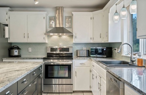 Greenwood House | 5br/2ba Lake & Ski House w/Waterfront & Hot Tub