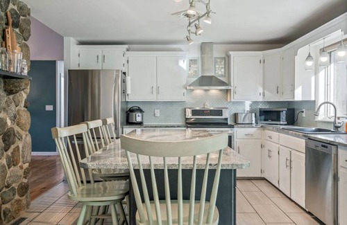 Greenwood House | 5br/2ba Lake & Ski House w/Waterfront & Hot Tub