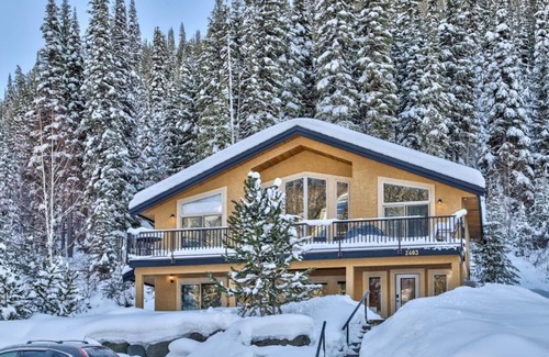 Fairways Ski Chalet | 5BR/3BA Ski Chalet: Ski In/Hot Tub/Amazing Views!