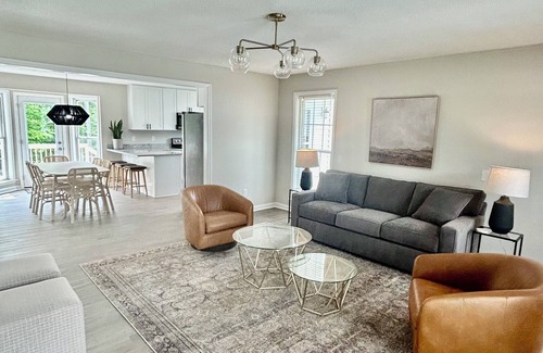 Southeast Raleigh House | 5BR/3BA Sleeps 12 NEW kitchen, bathrooms, mattresses, linens, furniture, firepit