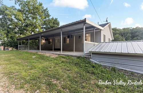 Edwards House | 5br, 3bath Lakefront Retreat w/dock and grill