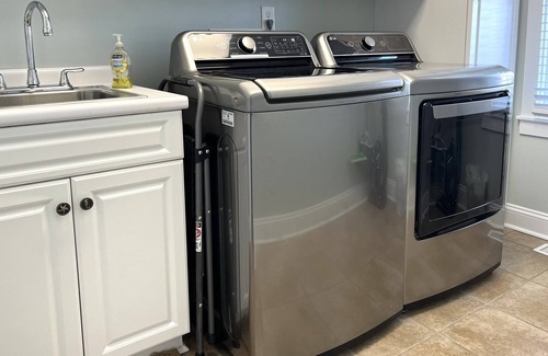 Holden Beach House | 5BR/4 Kings, 4.5BA, Heated pool, Clean, 2 Masters, Steps to beach & restaurants