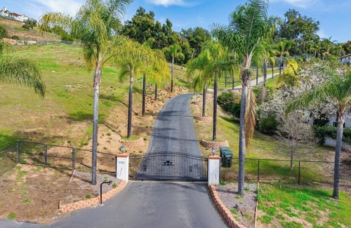 Fallbrook Villa | 5BR/4Bth Entire Grand Estate near Winery Fallbrook