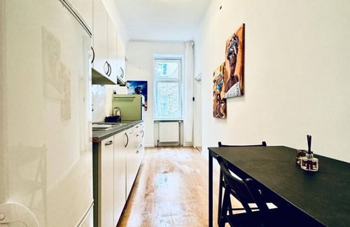 Rudolfsheim-Funfhaus Apartment | 5BR Apt. Ideal for Groups; 7- Min to Westbahnhof
